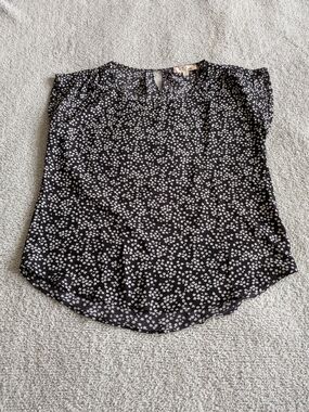 🎉B2G1 3/$10🎉 Hippie Rose Black and White Floral Short Sleeve Blouse